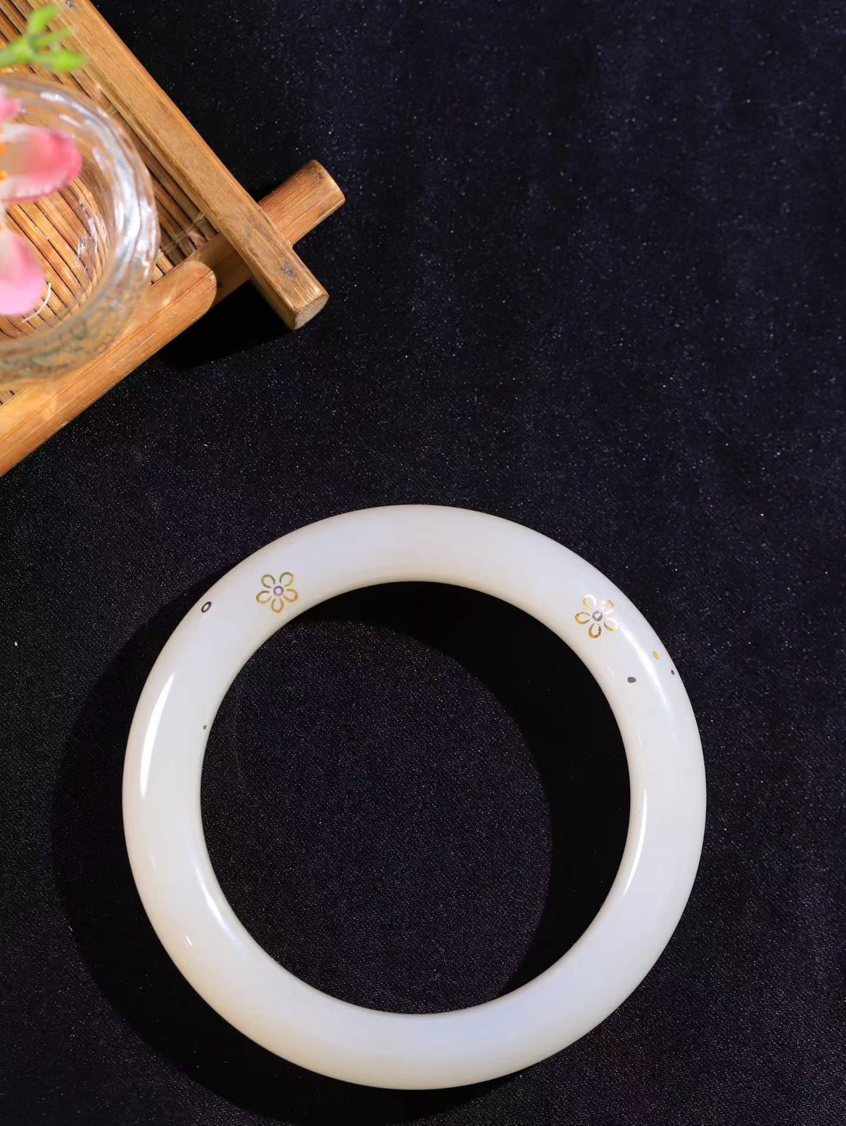 【粉黛.手镯】

精品️和田玉藕粉搓金搓银工艺手镯
仙女藕粉手镯
馥郁芬芳 油糯饱满
气质温婉尔雅 甜甜的藕粉色
质地如膏似脂 少女感十足
精工打磨 手感上佳 内径54mm
尺寸12-9.5mm  重57.06克 fDA-6380344