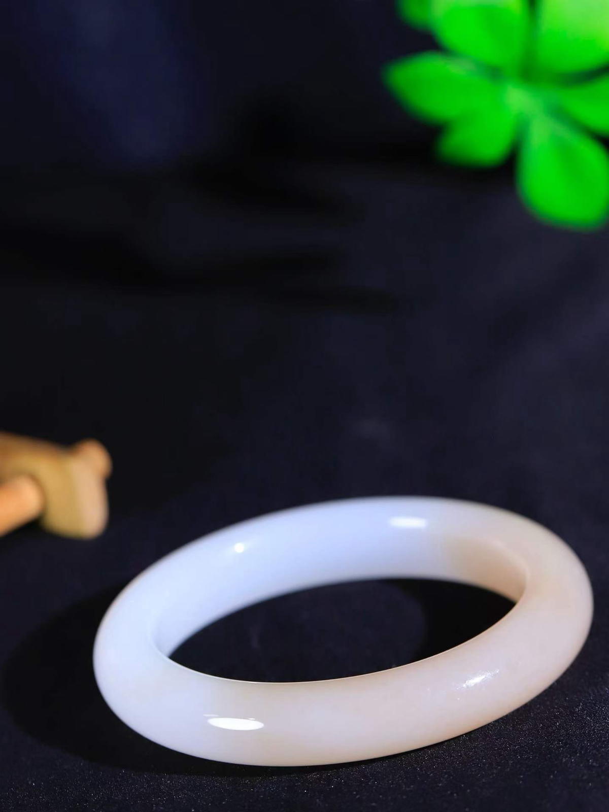 （一见倾心.手镯）

收藏级️和田玉藕粉白双色手镯，玉质温润细腻 油性十足 手感舒适，高华雅逸，线