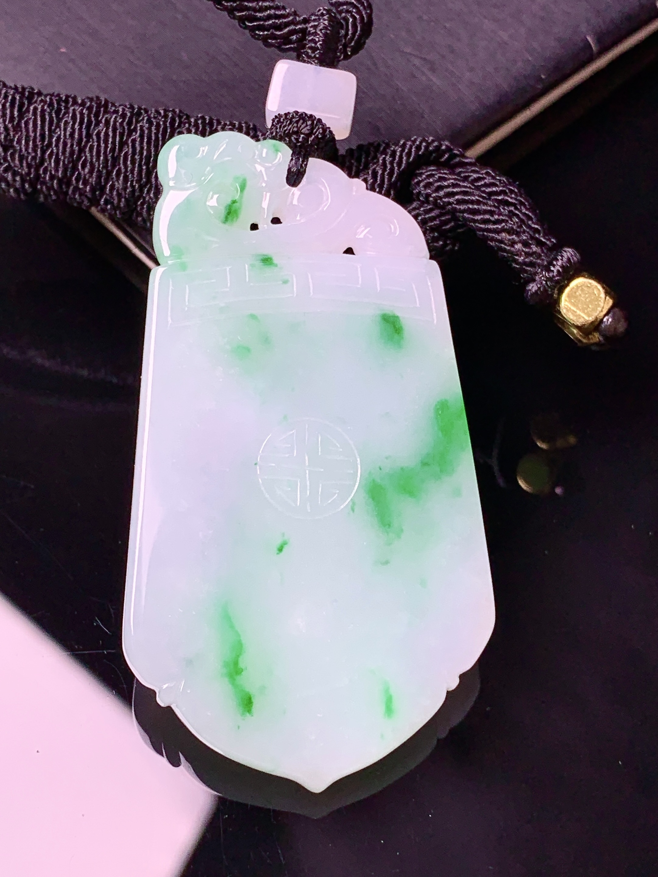 飘绿仿古无事牌吊坠 玉质细腻 色泽艳丽清新 水润亮眼 整体尺寸51.3*27.6*3.8 L1