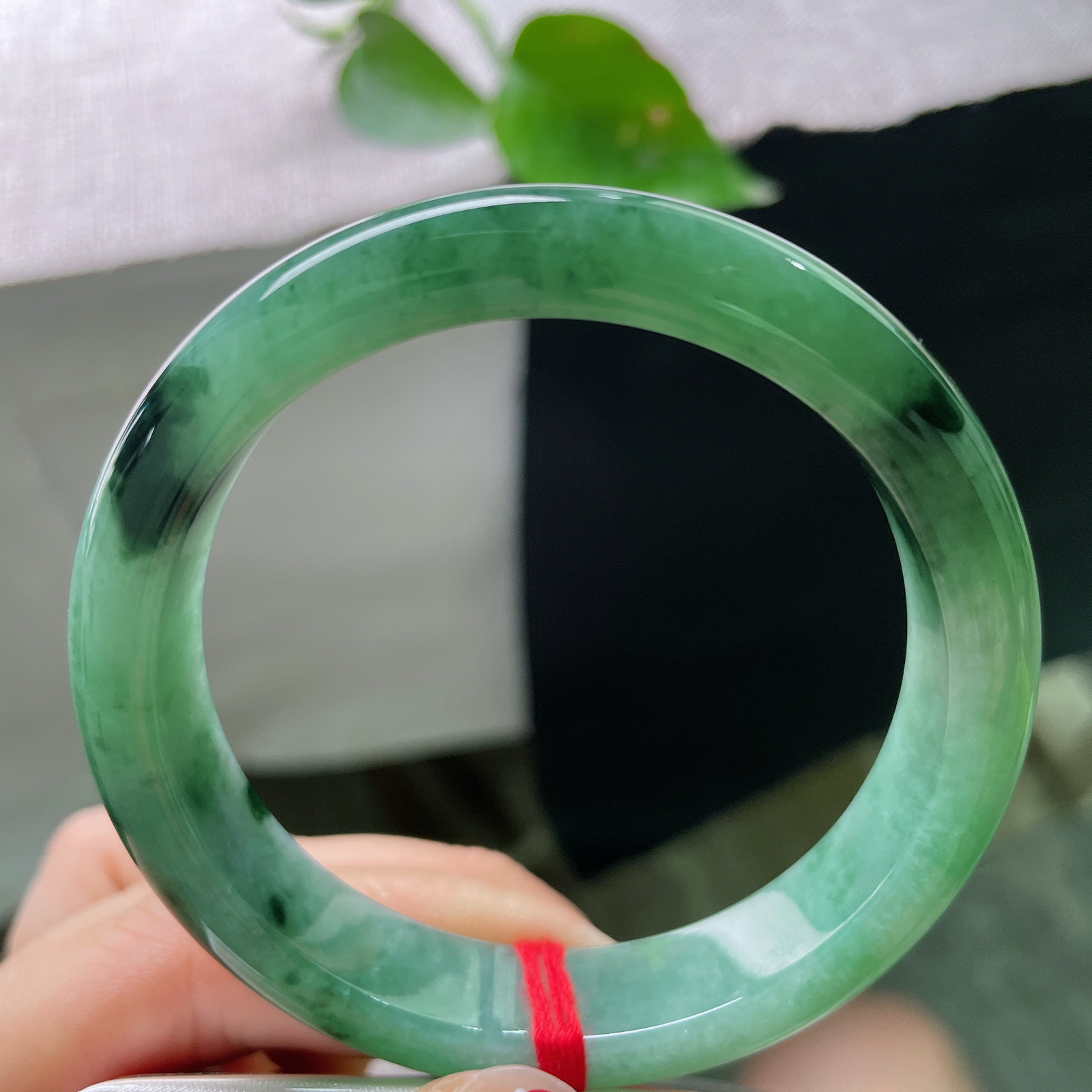 57.3/12.8/8.5，绿底正圈，一镯青绿，半生温柔，送挚友的走心好物，玉石温润耐戴，心意长久留存，一点皮纹，ss56367a