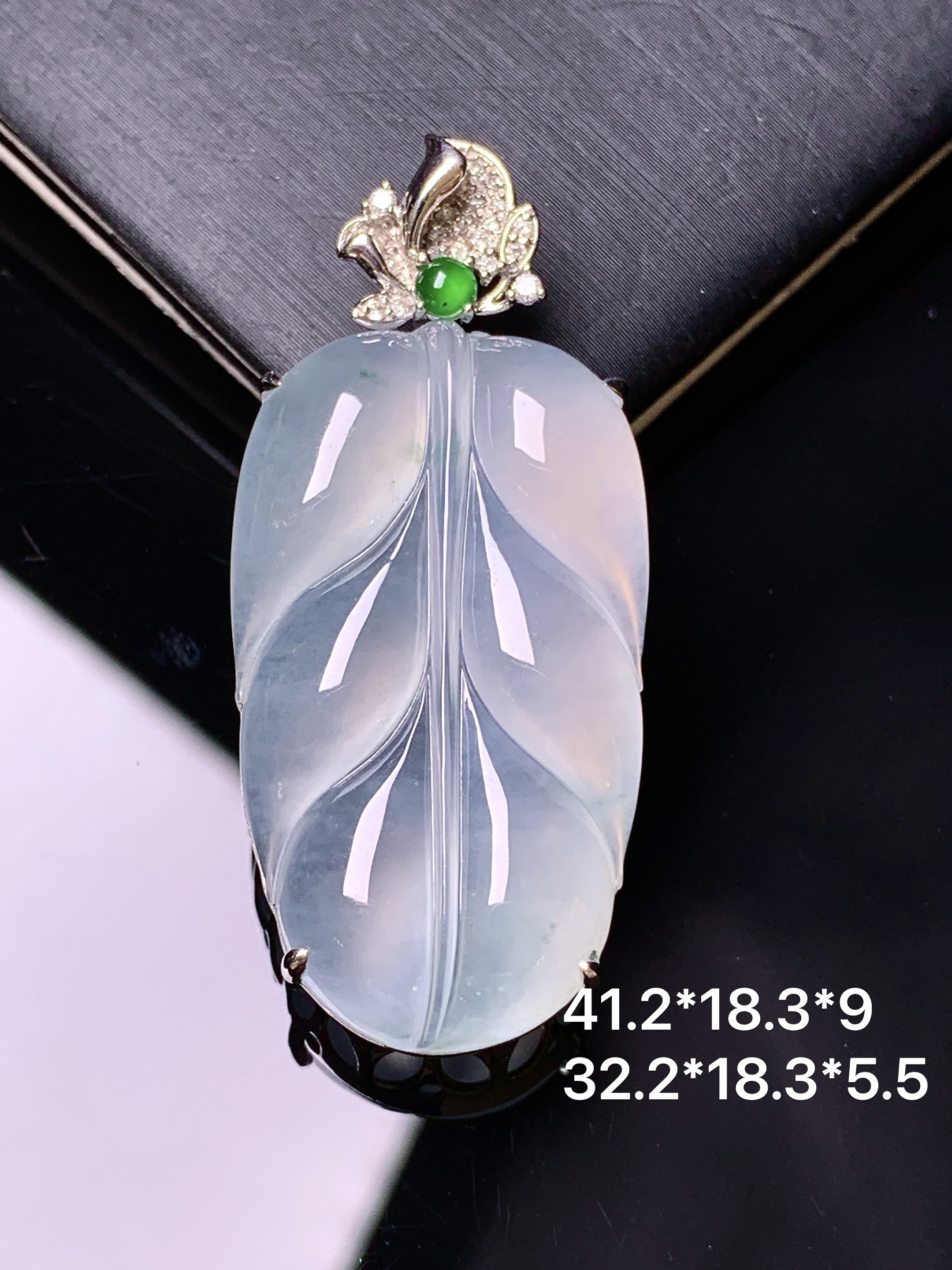 18k金镶嵌冰种树叶吊坠 玉质细腻 色泽艳丽清新 水润亮眼 整体尺寸41.2*18.3*9 b4