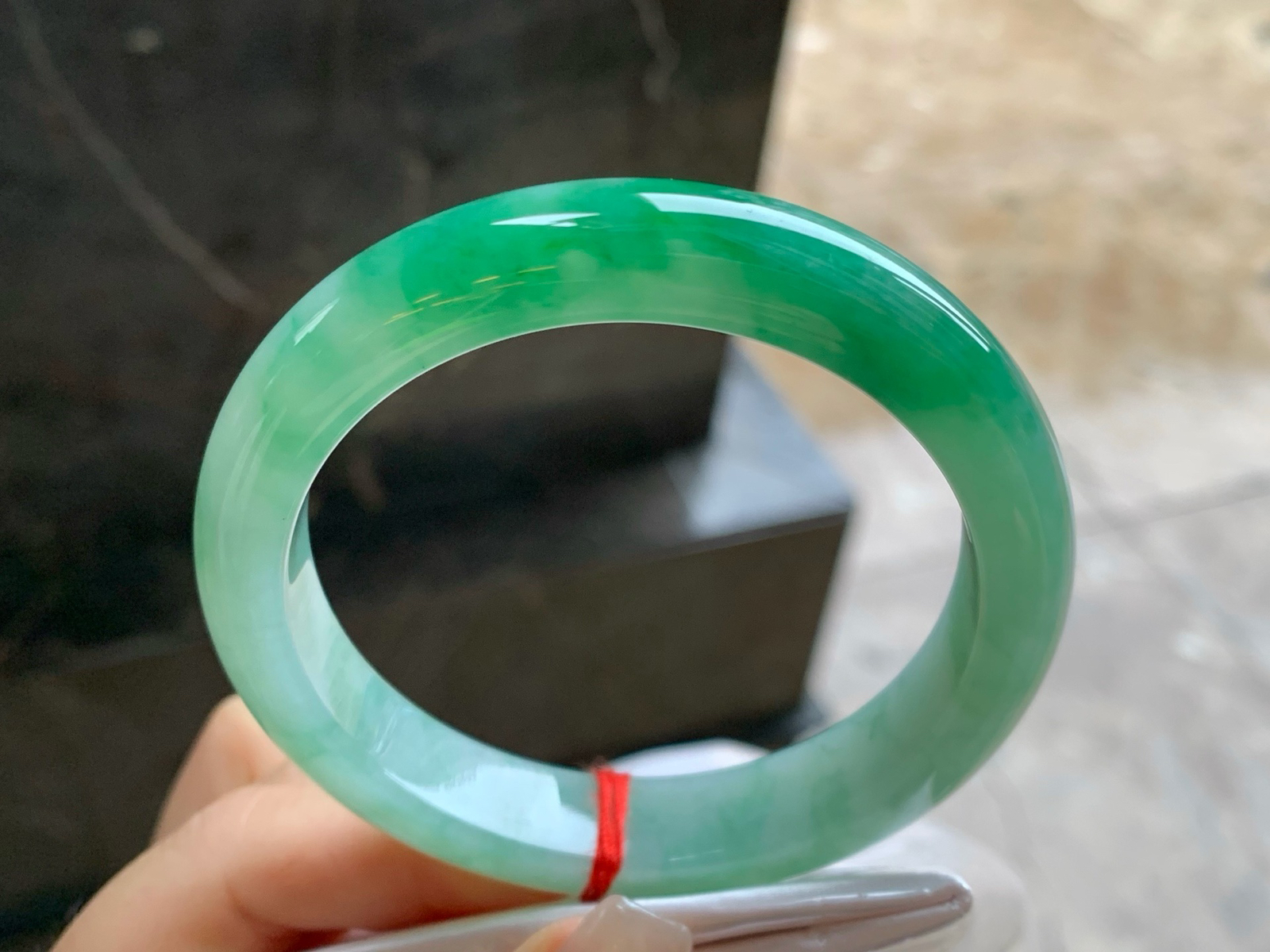 57-11.8-8.6
带色手镯^_^有种有色～绿色浓郁