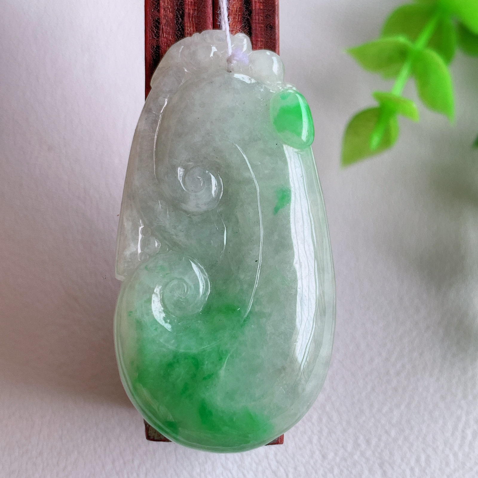 冰润飘阳绿吉祥如意翡翠吊坠  寓意“万事如意，吉祥如意,福寿绵长 心想事成”饱满大气，通透水润  W415.3  尺寸：42.5-22.2-5.6mm