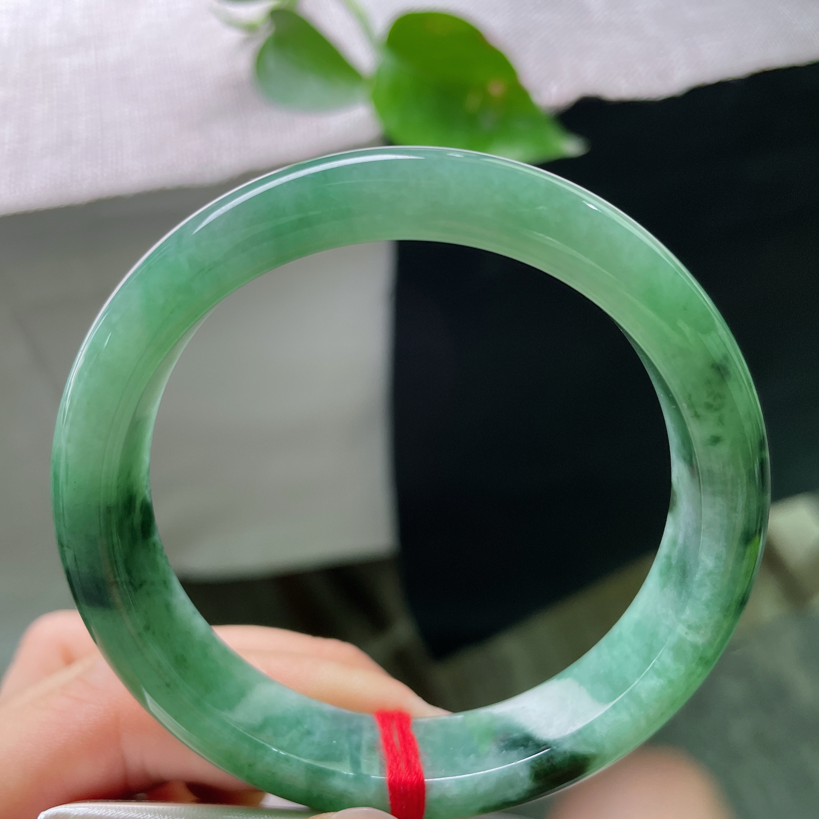 57.3/12.8/8.5，绿底正圈，一镯青绿，半生温柔，送挚友的走心好物，玉石温润耐戴，心意长久留存，一点皮纹，ss56367a