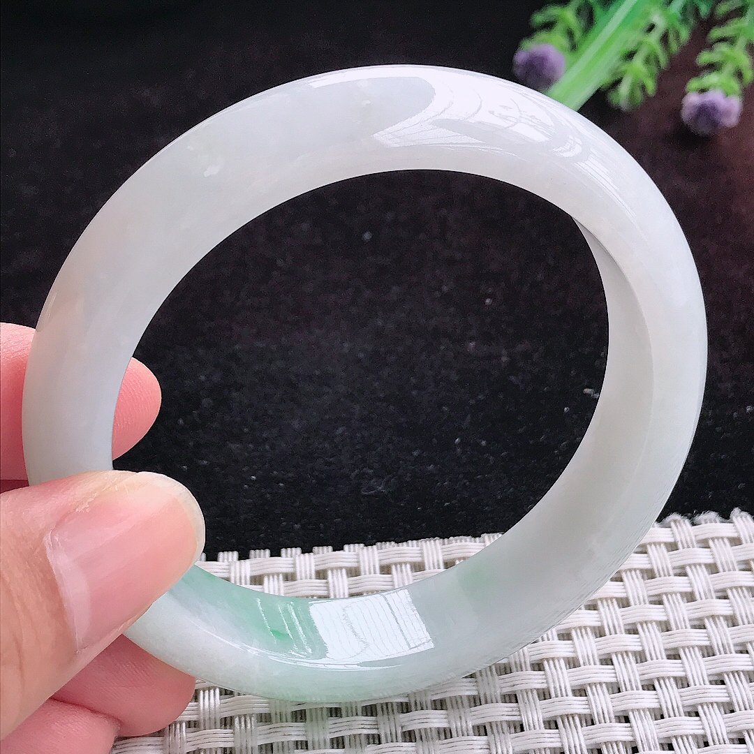 实拍A货翡翠58/14/8.5老坑温润飘绿手镯宽边玉镯平安镯百搭