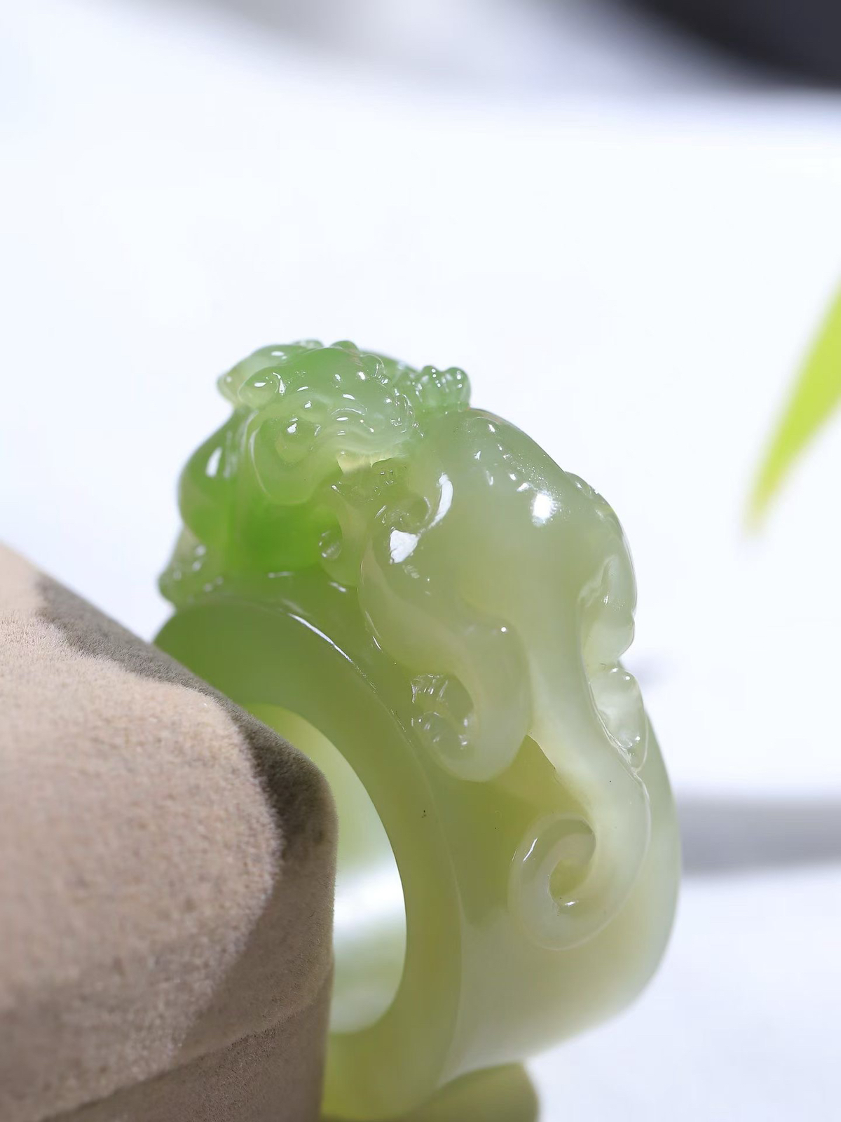 【招财貔貅.扳指]

精品和田玉翠青貔貅扳指、手把件质地油润，手感上佳。精工雕刻，貔貅表情生猛威严，形象立体生动，有纳食四方之财，消灾好运的寓意，貔貅属火，火主心，心主神明，祈福佩戴者聪慧灵秀。内径22mn尺寸18.2-23.5mm，重54.15克fDL-10702400