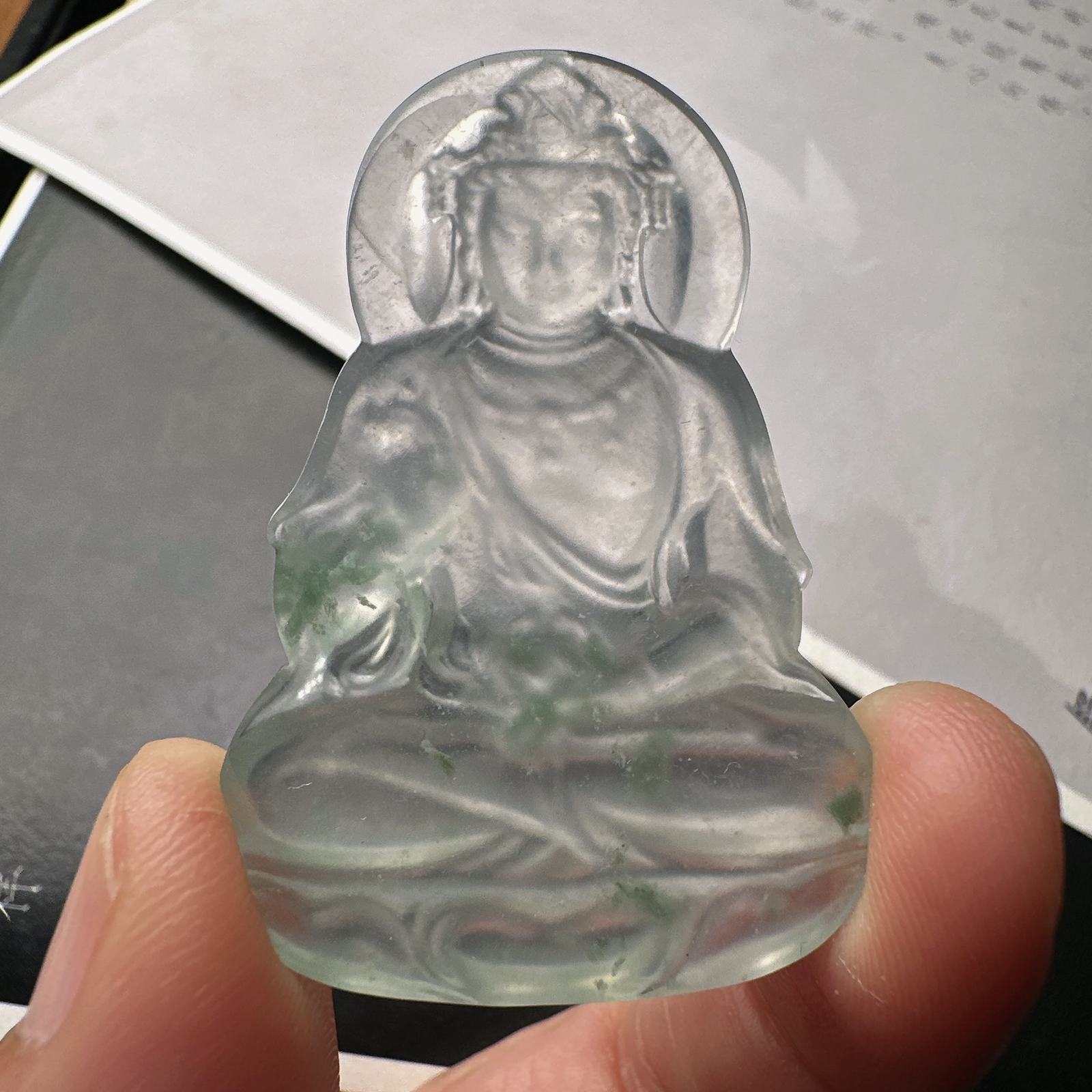 【冰种飘花素衣观音】质地细腻，通透度上佳，冰感十足，适合佩戴。