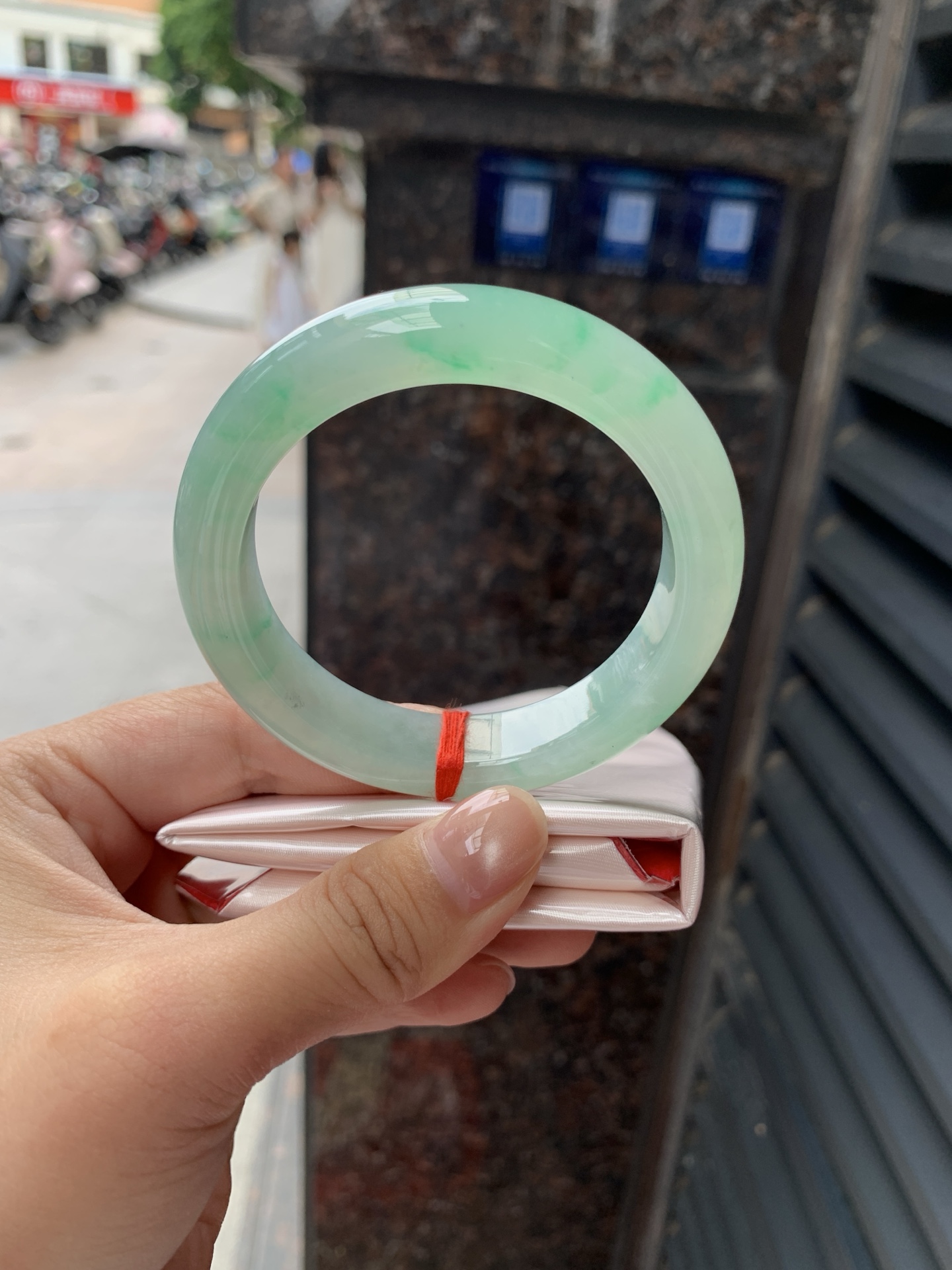 飘绿正圈，53.4-12.1-8.9，0805-N1300，无裂，底妆水润细腻，通透的苹果绿底色像是