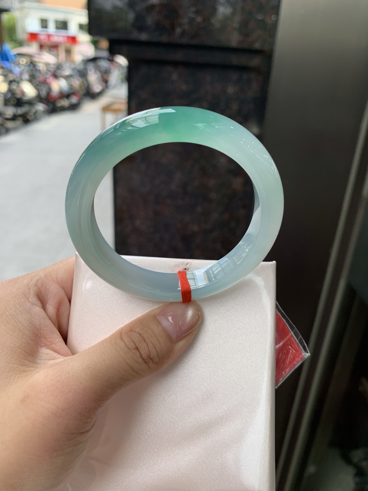 冰蓝绿正圈, 52.5-10.8-8, 0805-N1297, 打灯冰晶纹，冰蓝为底，青绿漫染，通透如水，温润似雾抬手便是整片高原湖水的清冽温柔。