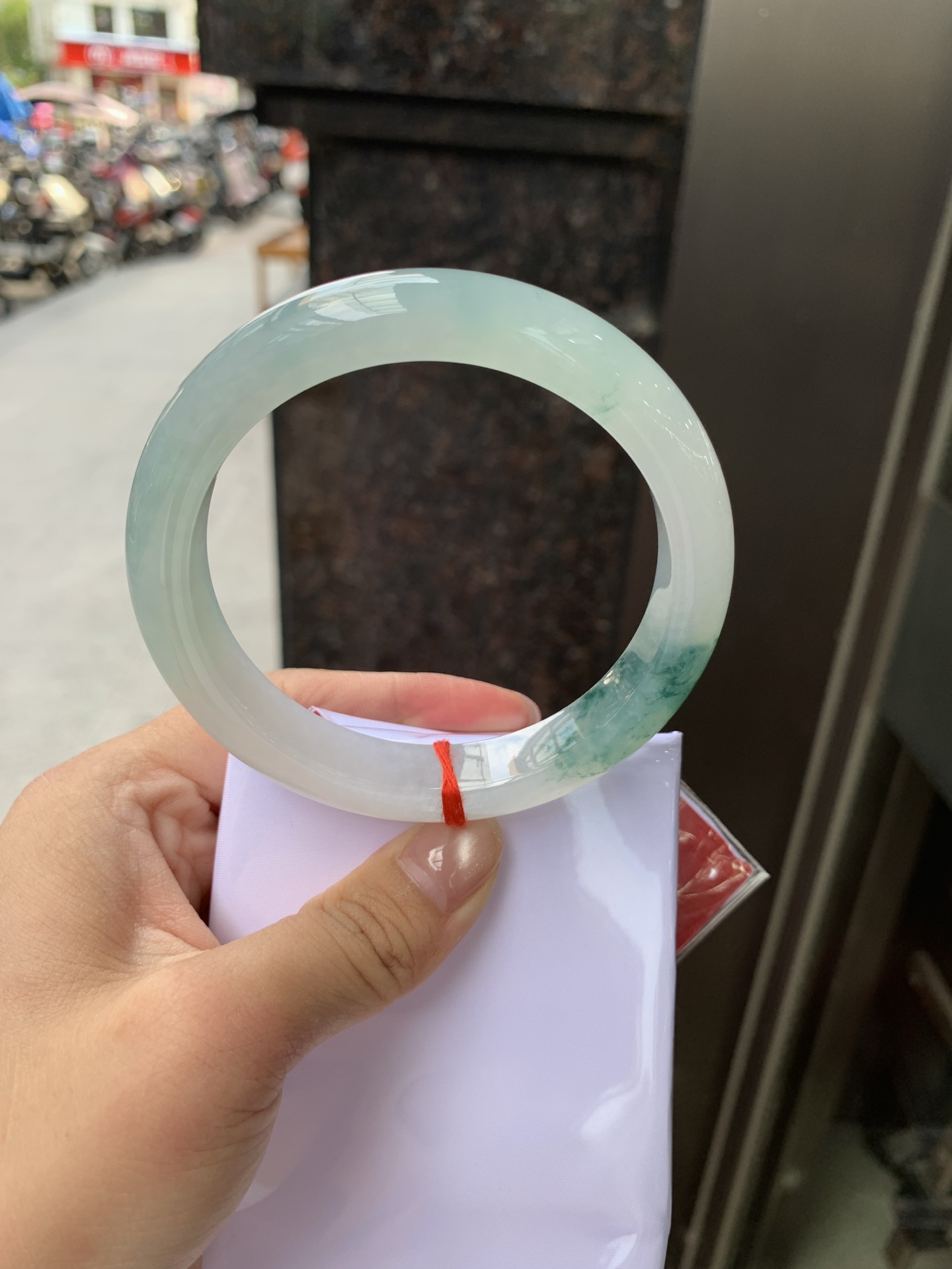 冰飘花正圈,62.3-12.1-8.8,0805-174-46,无裂，底妆冰透胶润，飘花灵动飘逸，勾勒出一幅唯美诗意的山水意境画，古典优雅又秀气