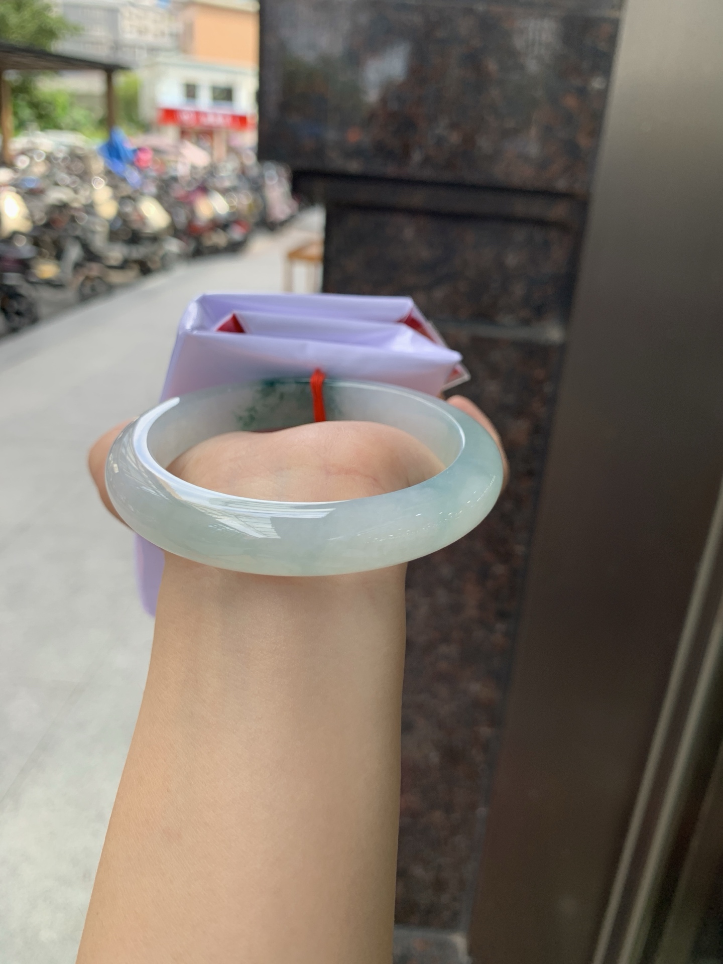 冰飘花正圈,62.3-12.1-8.8,0805-174-46,无裂，底妆冰透胶润，飘花灵动飘逸，勾勒出一幅唯美诗意的山水意境画，古典优雅又秀气
