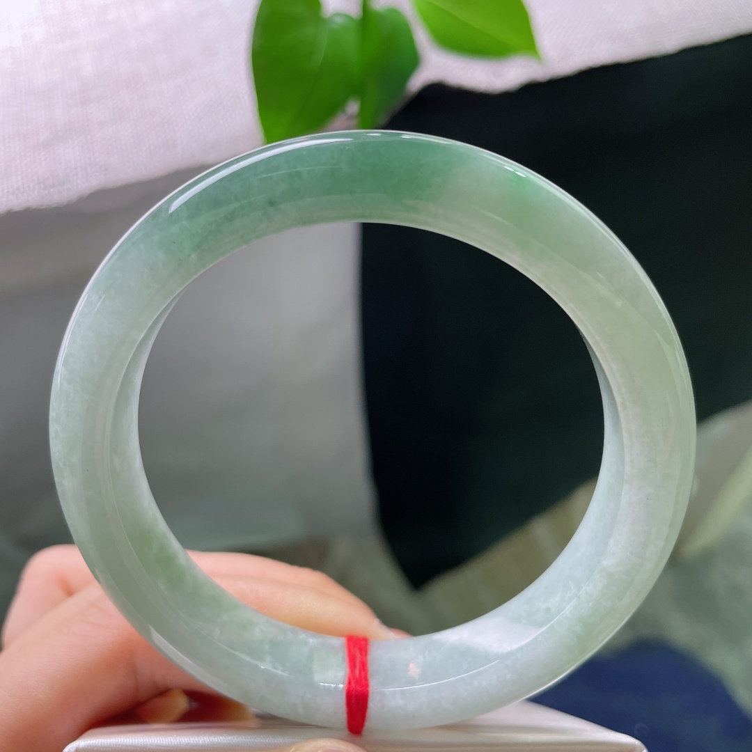 油青正圈，一点皮纹，色调均匀清新，触感冰润舒适，四季佩戴都十分耐看。ss56759a
