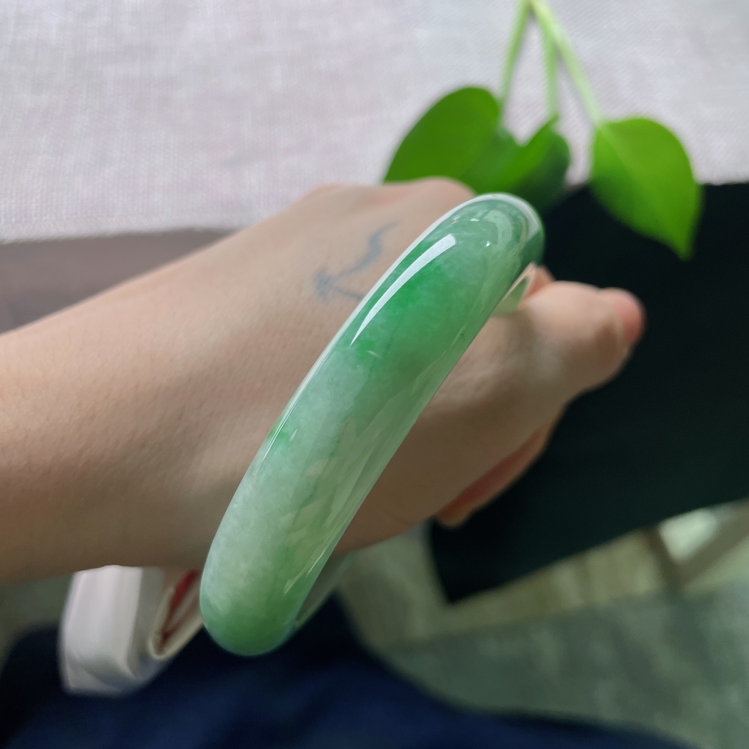 58.4/12.8/8.9，飘绿正圈，皮纹，底色温润柔和，鲜亮灵动的阳绿萦绕镯侧，绿感鲜活明媚，气质温婉鲜活，ss56757a