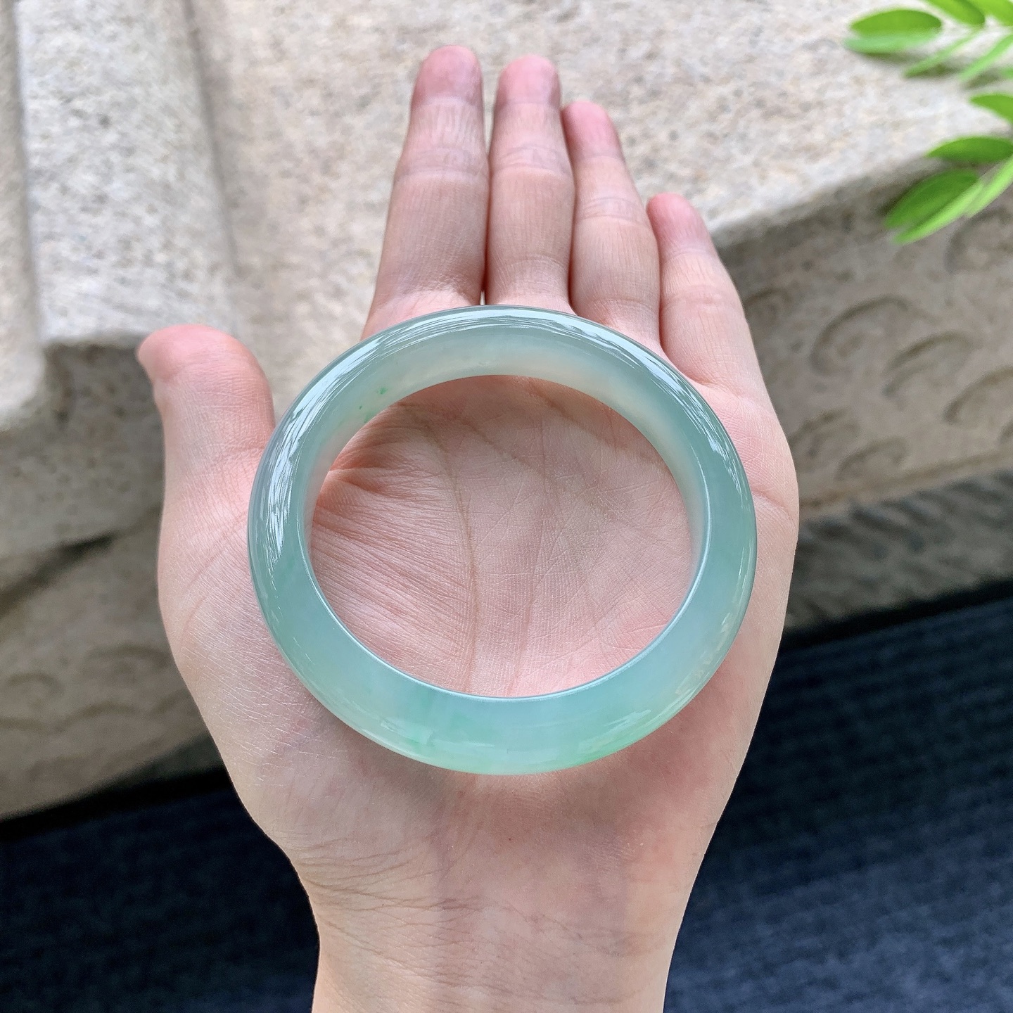 正圈50 51，圈口51.6/10.6/7.6，编码W6080614，糯冰飘绿，水润，种老，细腻，无裂。
