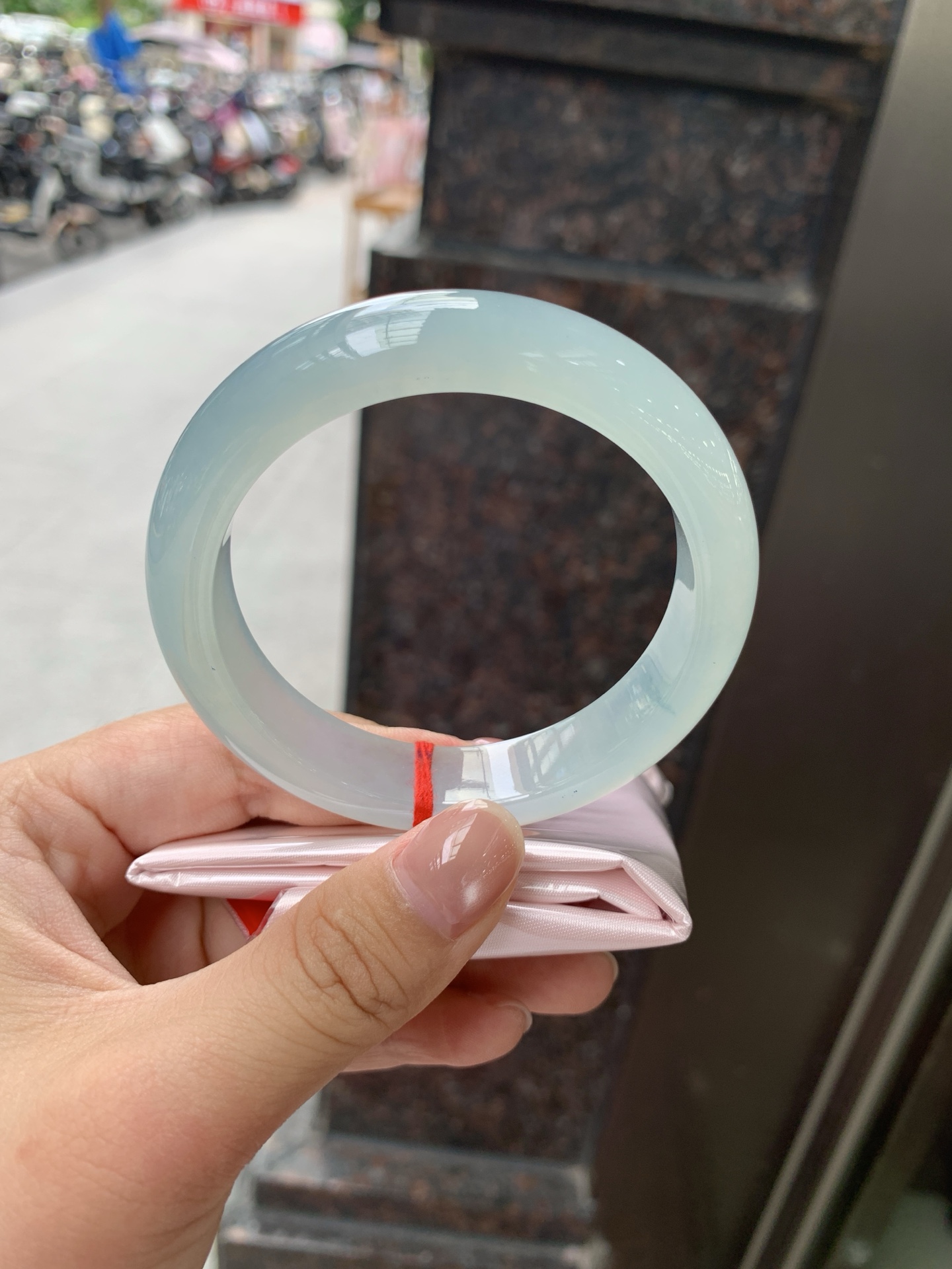 冰蓝正圈, 打灯纹裂，底妆冰润，千变万化的冰晴蓝底色，拥有海的颜色，却散发着星空的光芒，这是一只来