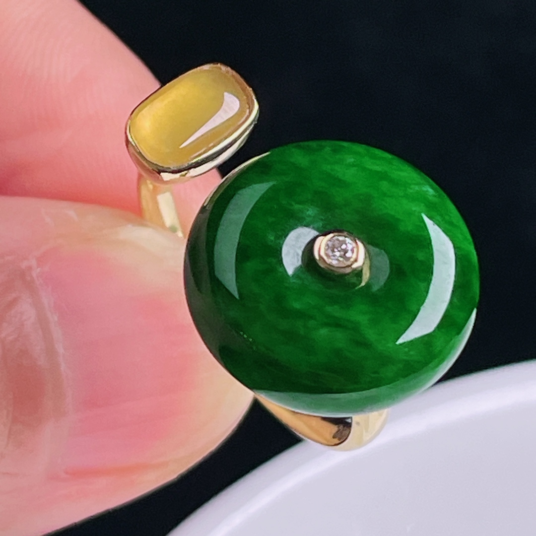 ️辣绿戒指，老种起光，细底通透，尺寸：裸石15.4/6.4mm0705