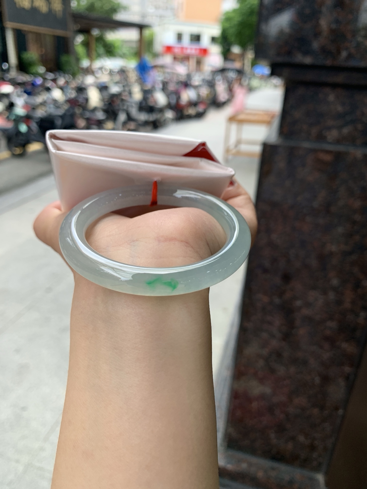 冰绿圆条，51.5-8.3-8.6，0805-N1295，无裂，底妆冰润清透，鲜艳的阳绿色花娇艳迷人。