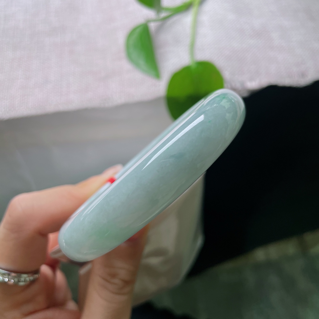 57.2/13.4/9.5，飘绿正圈，有棉线，底色柔和，鲜活翠绿色零星散落镯身，如同春风拂过泛起的点点翠意，上手自带温婉沉静的东方气韵，ss56720a