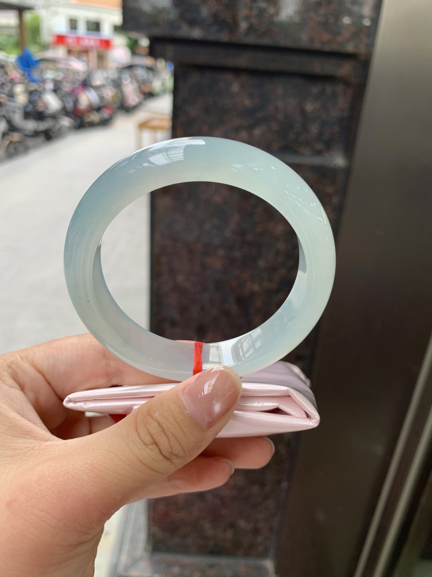 冰蓝正圈, 打灯纹裂，底妆冰润，千变万化的冰晴蓝底色，拥有海的颜色，却散发着星空的光芒，这是一只来自冰川蓝的清冷气质仙女镯。