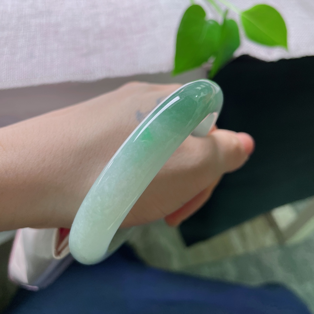 油青正圈，一点皮纹，色调均匀清新，触感冰润舒适，四季佩戴都十分耐看。ss56759a