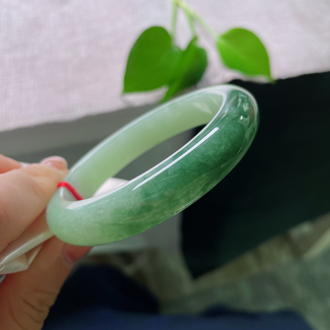 油青正圈，皮纹，一浅一深，层次分明，恰似晨光拂过山麓，由浅雾坠入深林，佩戴之后沉静雅致，自带低调的氛围感。ss56756a