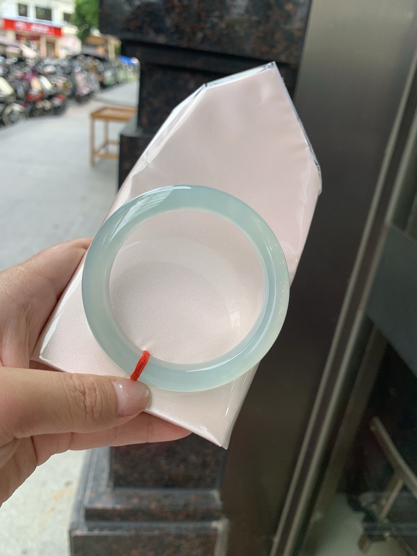 冰蓝正圈, 底妆冰润，千变万化的冰晴蓝底色，拥有海的颜色，却散发着星空的光芒，这是一只来自冰川蓝的清冷气质仙女镯。