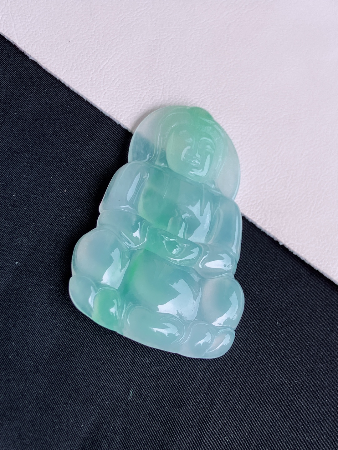 绿底观音，晶莹剔透，面容慈祥，尺寸58.6/36/6/自然光实拍
