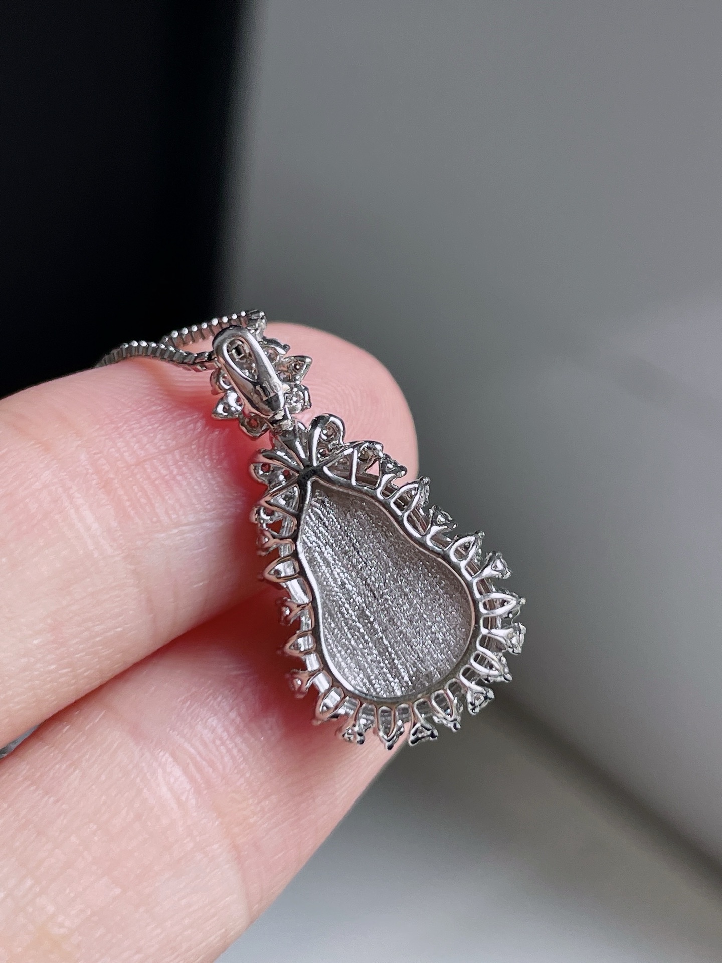 冰阳绿葫芦,色泽鲜艳,种老水润,18k金镶嵌,整体22.3/12.2/8.5,裸石13.2/9.8