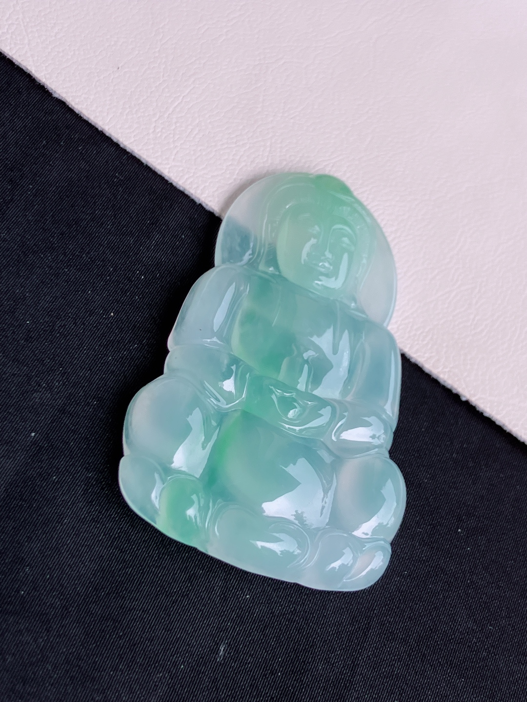 绿底观音，晶莹剔透，面容慈祥，尺寸58.6/36/6/自然光实拍