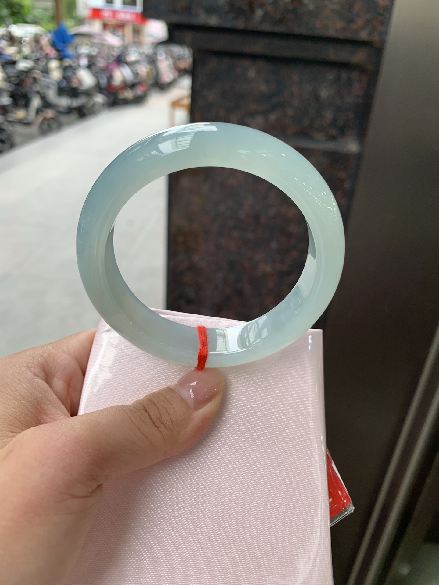 冰蓝正圈, 0805-N1296-2, 无裂，底妆冰润，千变万化的冰晴蓝底色，拥有海的颜色，却散发着星空的光芒，这是一只来自冰川蓝的清冷气质仙女镯。