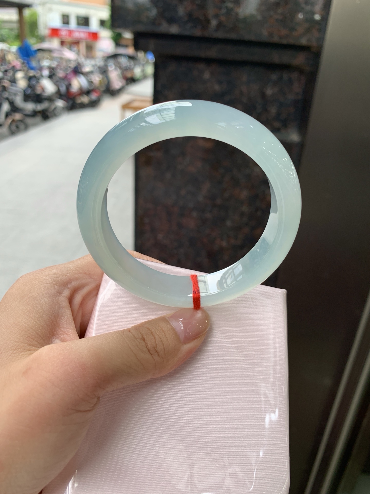冰蓝正圈, 打灯纹裂，底妆冰润，千变万化的冰晴蓝底色，拥有海的颜色，却散发着星空的光芒，这是一只来自冰川蓝的清冷气质仙女镯。