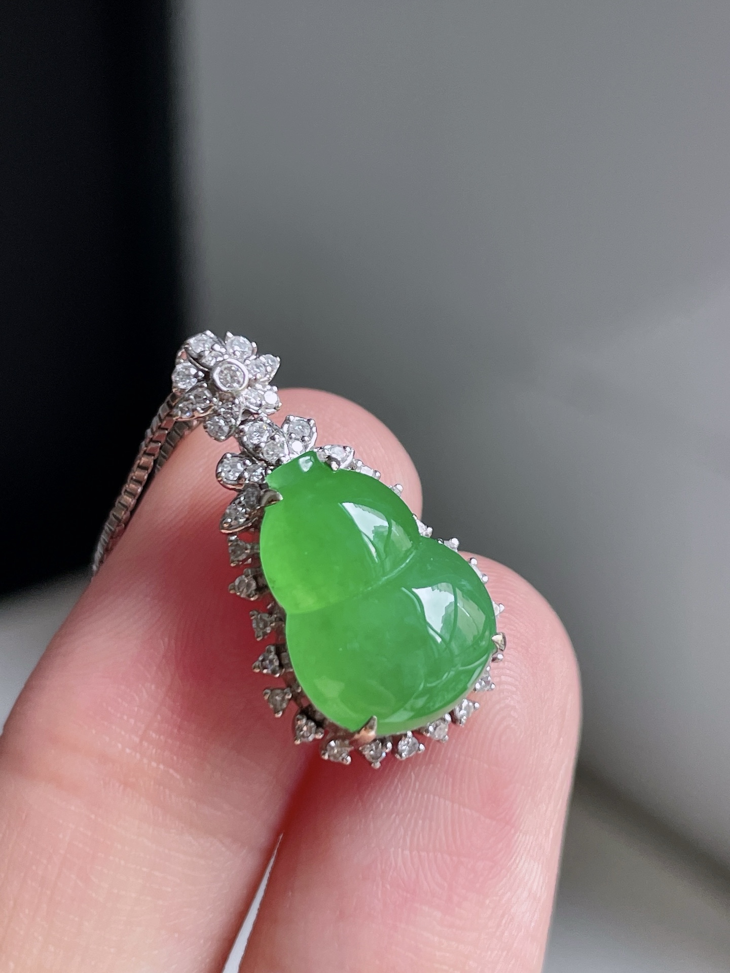 冰阳绿葫芦,色泽鲜艳,种老水润,18k金镶嵌,整体22.3/12.2/8.5,裸石13.2/9.8