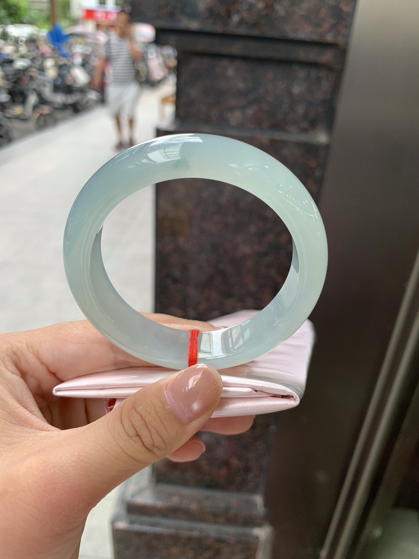 冰蓝正圈, 0805-N1296-2, 无裂，底妆冰润，千变万化的冰晴蓝底色，拥有海的颜色，却散发着星空的光芒，这是一只来自冰川蓝的清冷气质仙女镯。