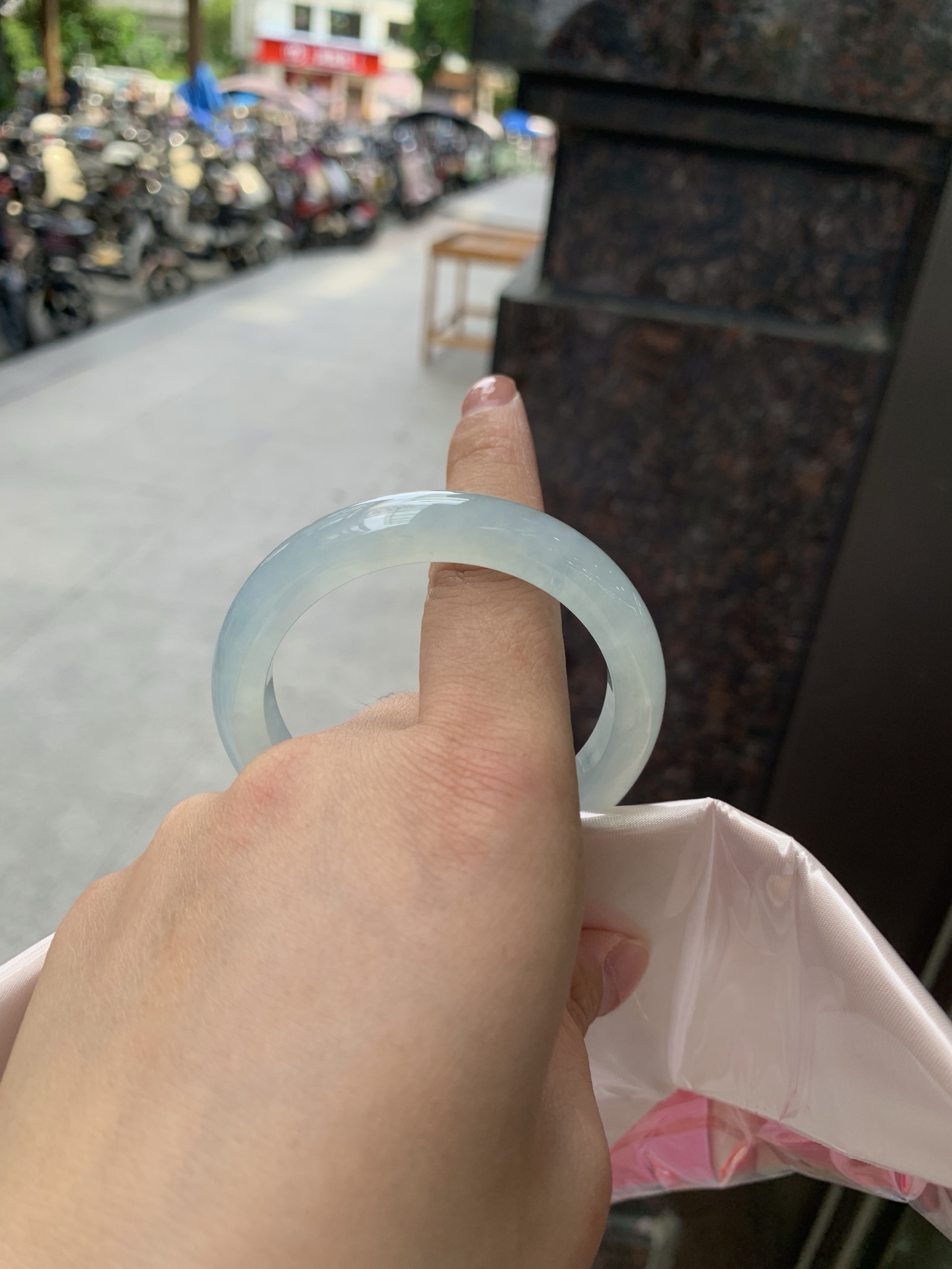 冰蓝正圈, 51.5-10.1-7.9, 0805-N1299, 打灯冰晶纹，底妆冰润，千变万化的冰晴蓝底色，拥有海的颜色，却散发着星空的光芒，这是一只来自冰川蓝的清冷气质仙女镯。