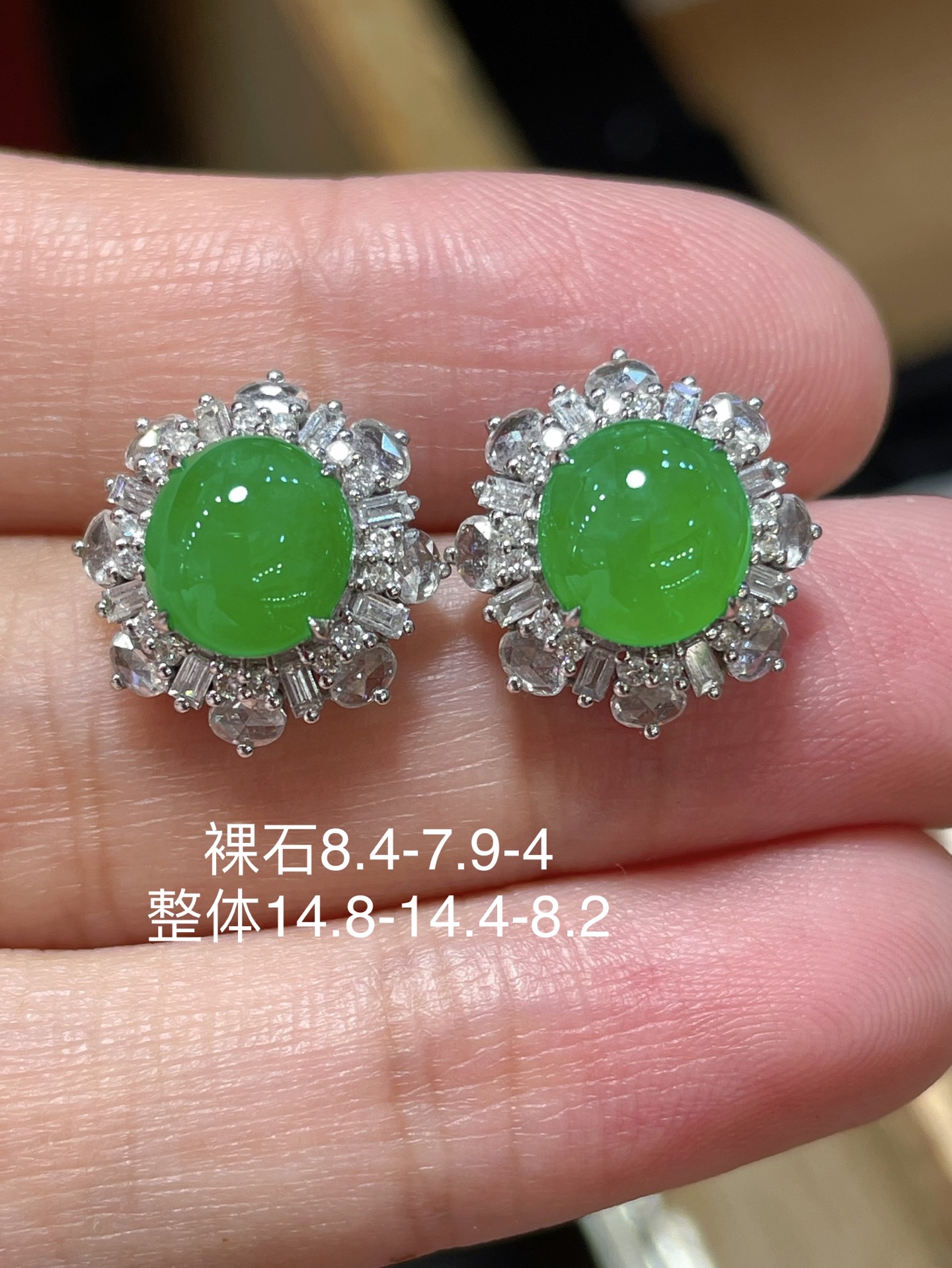 精品翡翠蛋面耳钉，冰种阳绿色，起光，耳伴间的青翠绿滴，18k真金镶嵌，细腻水润，8.4-7.9-4