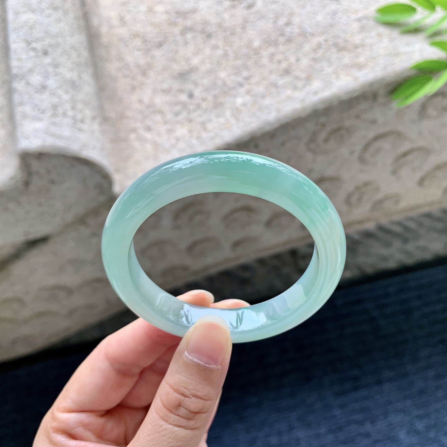 正圈50 51，圈口51.6/10.6/7.6，编码W6080614，糯冰飘绿，水润，种老，细腻，无裂。