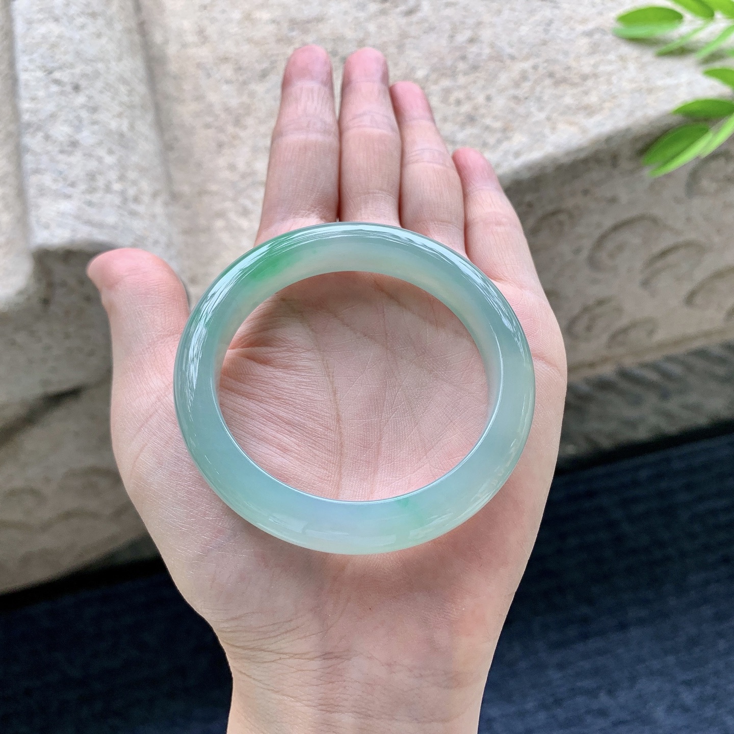 正圈50 51，圈口51.6/10.6/7.6，编码W6080614，糯冰飘绿，水润，种老，细腻，无裂。