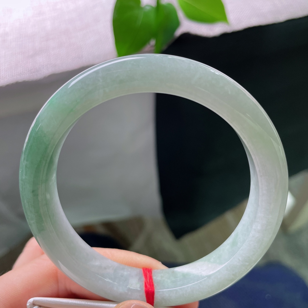 油青正圈，一点皮纹，色调均匀清新，触感冰润舒适，四季佩戴都十分耐看。ss56759a