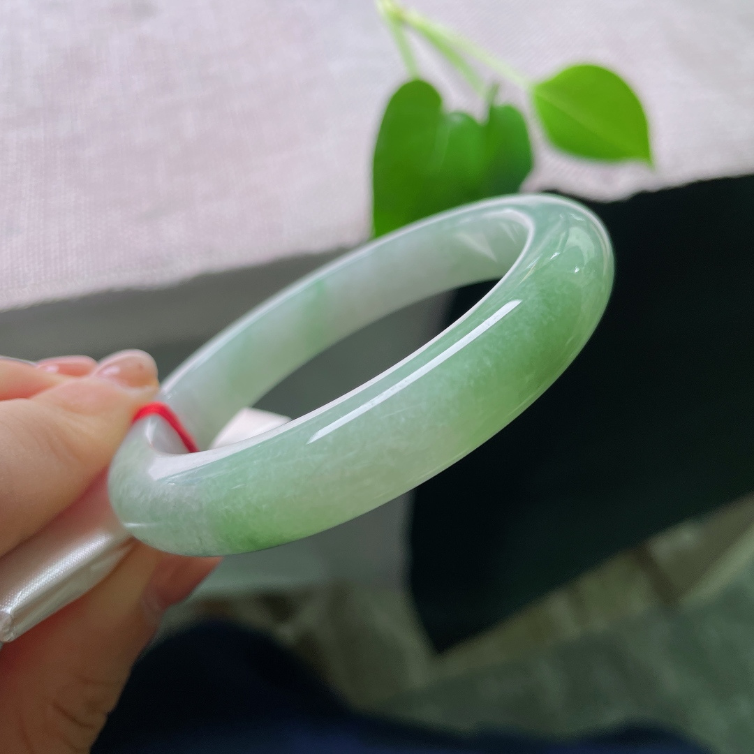 绿底正圈，无裂，通体匀净浅绿，没有繁复点缀，素净温润，自带恬淡从容的气韵，简约之中尽显东方温婉。ss56767a