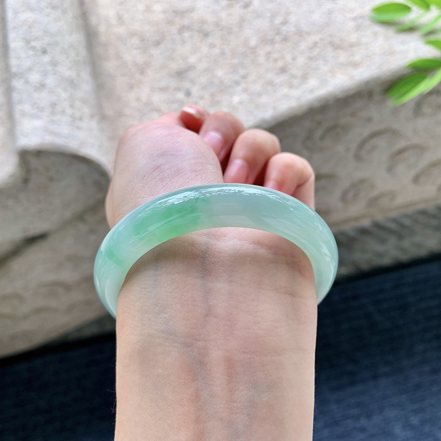 正圈50 51，圈口51.6/10.6/7.6，编码W6080614，糯冰飘绿，水润，种老，细腻，无裂。
