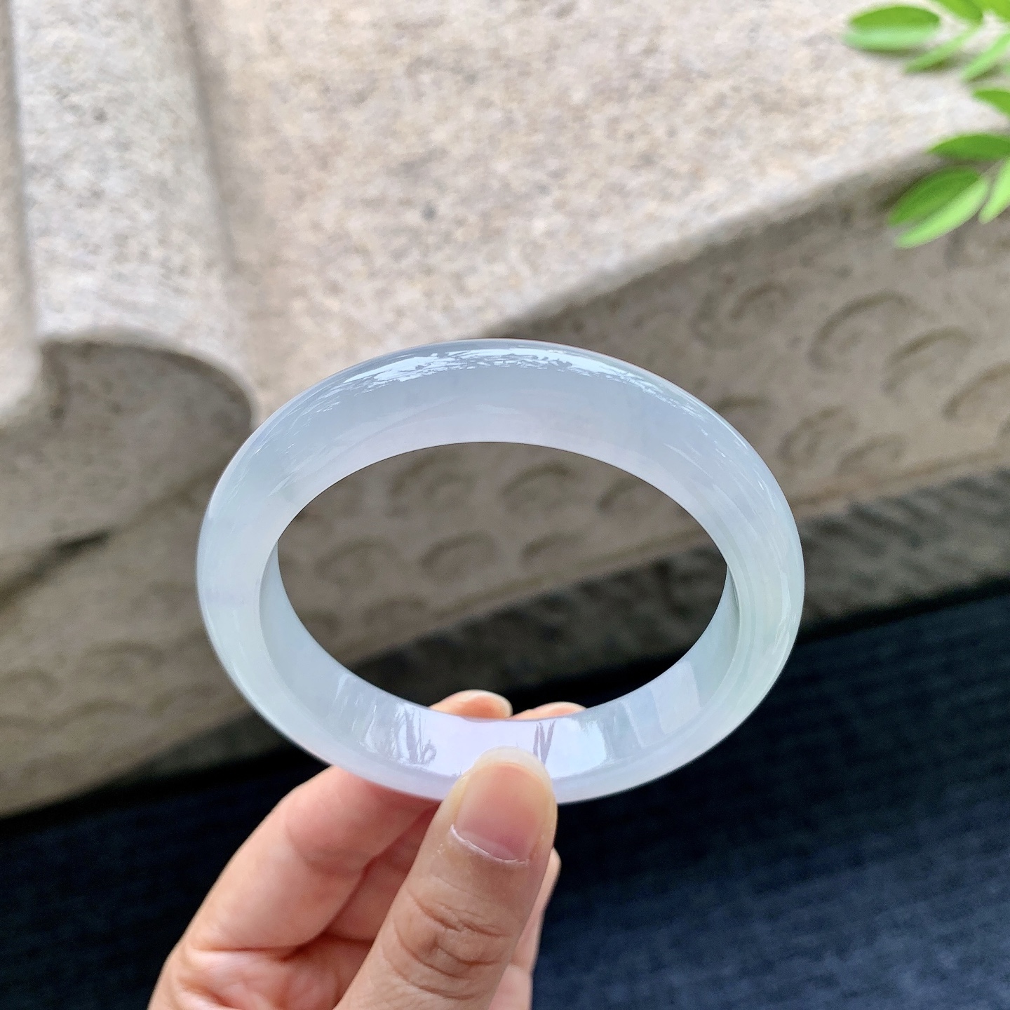 正圈56 57，圈口57.1/12/8.4，编码C5080604，描述糯冰飘绿，水润，种老，细腻，打灯有纹线