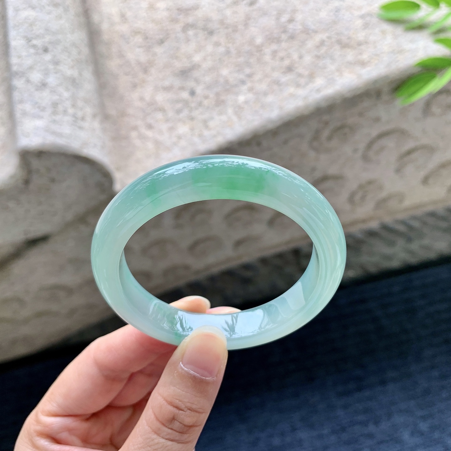 正圈50 51，圈口51.6/10.6/7.6，编码W6080614，糯冰飘绿，水润，种老，细腻，无裂。