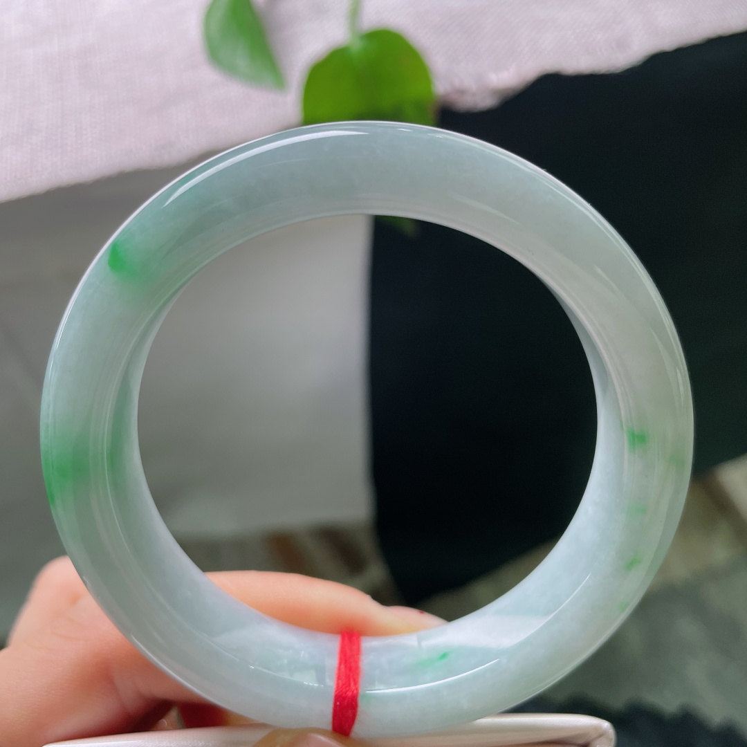 57.2/13.4/9.5，飘绿正圈，有棉线，底色柔和，鲜活翠绿色零星散落镯身，如同春风拂过泛起的点点翠意，上手自带温婉沉静的东方气韵，ss56720a