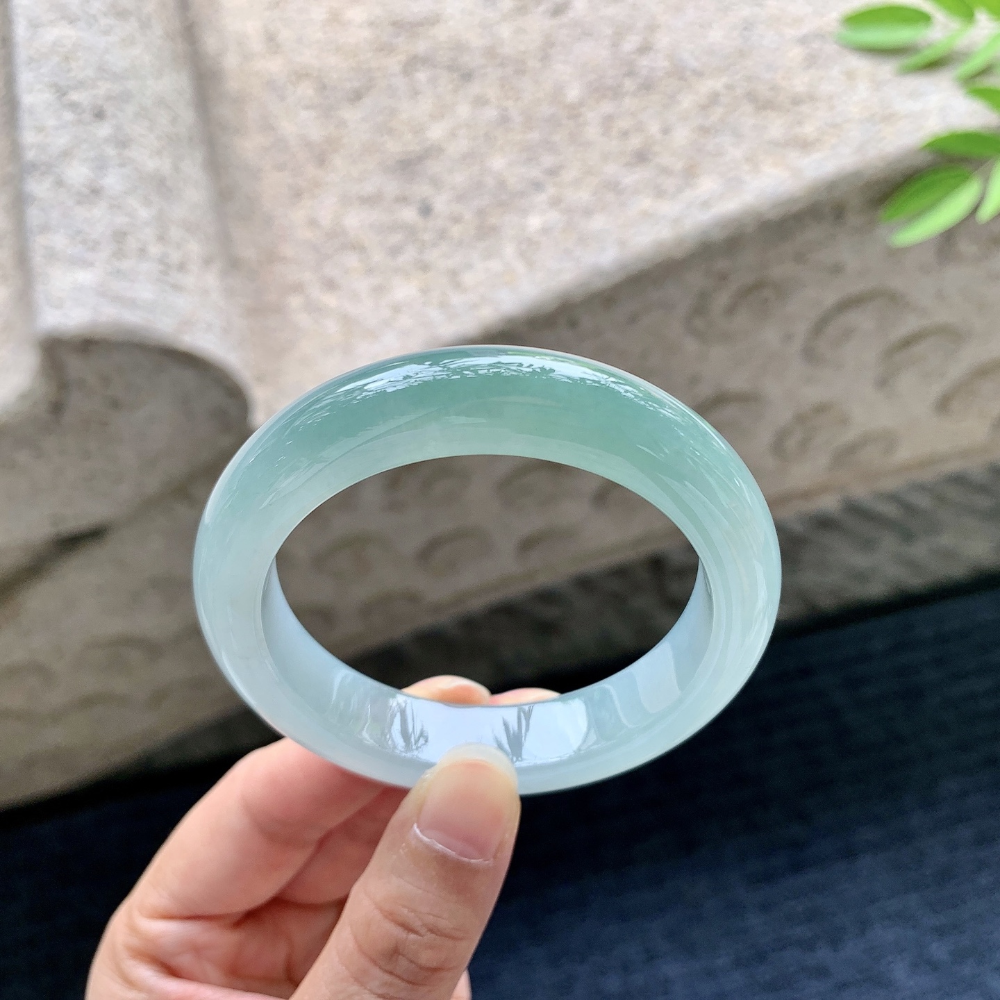 正圈51 52，圈口52.2/7.8/8.8，编码C5080603，描述细糯晴绿，水润，种老，细腻，打灯有棉线