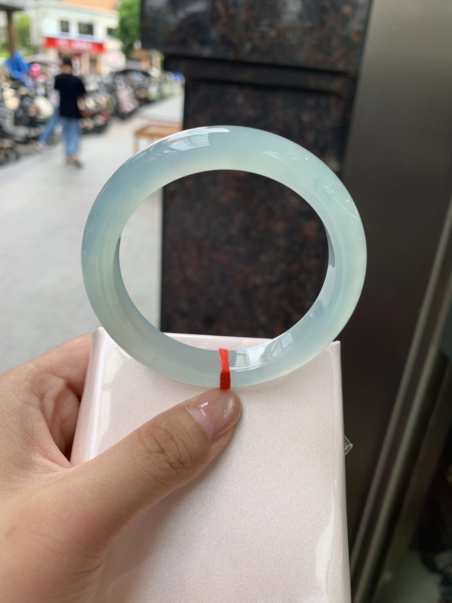 冰蓝正圈, 底妆冰润，千变万化的冰晴蓝底色，拥有海的颜色，却散发着星空的光芒，这是一只来自冰川蓝的清冷气质仙女镯。