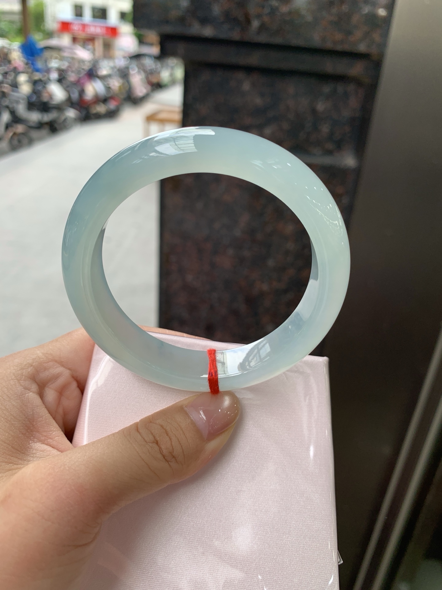 冰蓝正圈, 打灯纹裂，底妆冰润，千变万化的冰晴蓝底色，拥有海的颜色，却散发着星空的光芒，这是一只来自冰川蓝的清冷气质仙女镯。