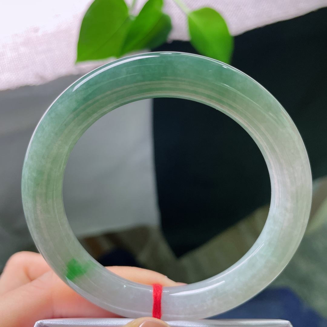 油青圆条，一丝纹，特色半山水翡翠圆条，底色清润，俏绿亮眼，复古镯型，佩戴温柔出彩。ss56736a