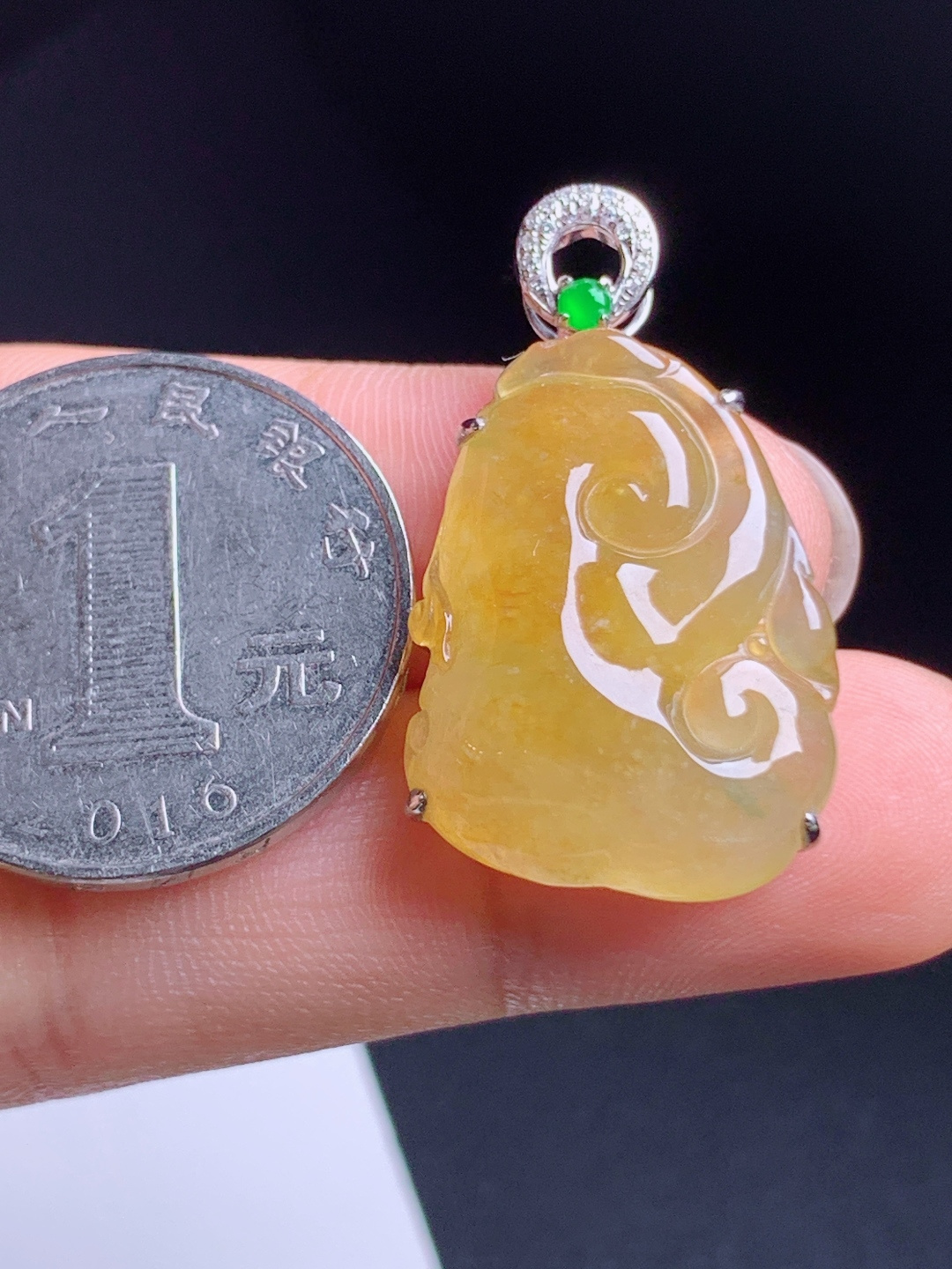 黄翡如意吊坠，暖润起光，钻扣精致，顺心如意