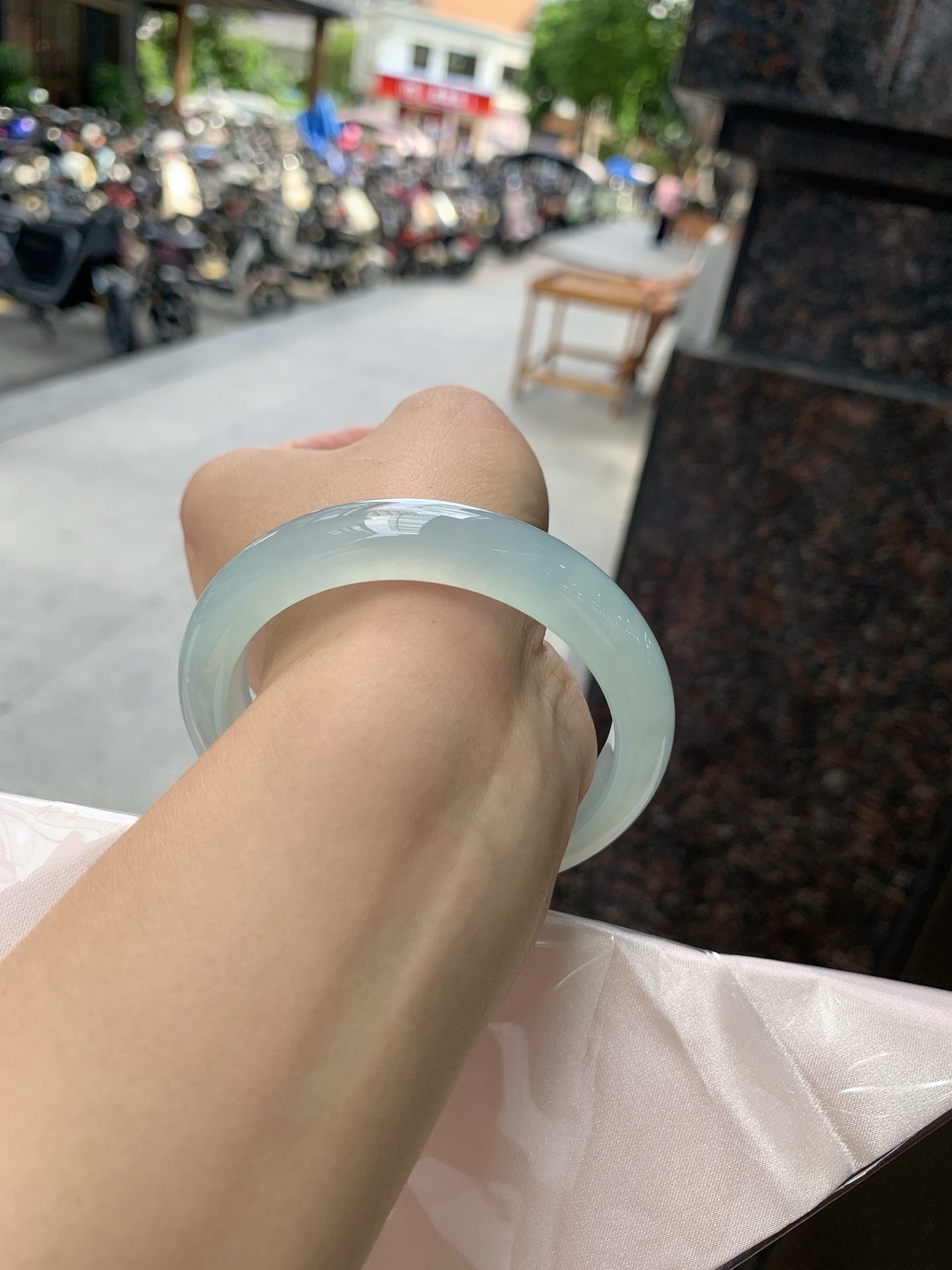 冰蓝正圈, 底妆冰润，千变万化的冰晴蓝底色，拥有海的颜色，却散发着星空的光芒，这是一只来自冰川蓝的清冷气质仙女镯。