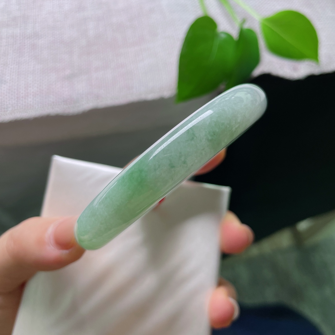 绿底正圈，无裂，通体匀净浅绿，没有繁复点缀，素净温润，自带恬淡从容的气韵，简约之中尽显东方温婉。ss56767a